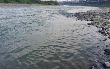 Nước sông Hồng từ Trung Quốc về Lào Cai bất ngờ xanh: Chuyên gia nói gì?