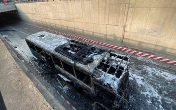 Xe buýt cháy rụi khi vừa vào hầm chui An Sương ở TP.HCM