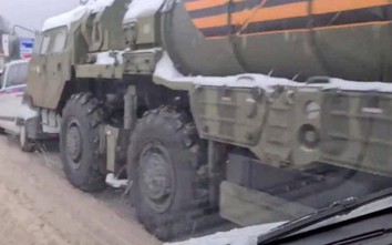 Video xe chở tên lửa S-400 gặp tai nạn liên hoàn trên cao tốc ở Nga