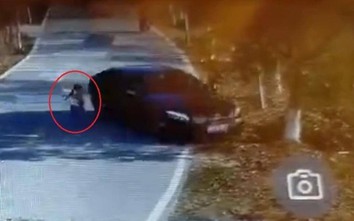 Pha đánh lái thần tốc của tài xế Mercedes-Benz cứu mạng cậu bé học sinh