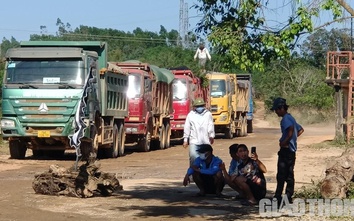Dân vây chặn ô tô chở đất khu mỏ VSIP Quảng Ngãi gây ô nhiễm môi trường