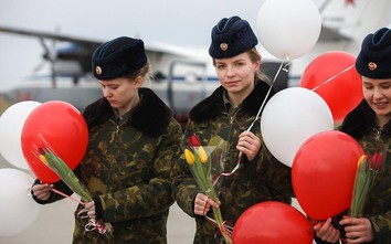 Nữ học viên phi công Nga bất ngờ nhận quà 8/3 từ nam đồng nghiệp