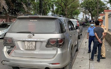 Liên ngành Huế bắt giữ ô tô 7 chỗ chở khách “trá hình” hết hạn kiểm định