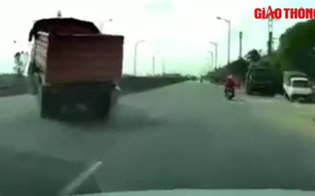 Video: Bất ngờ tạt đầu xe tải, ô tô con bị tông lao lên dải phân cách