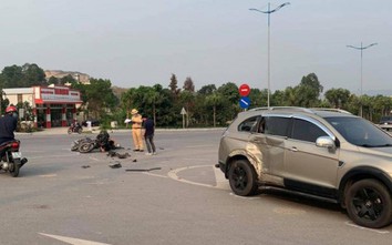 Ô tô tông xe máy lúc sang đường trên QL18, hai người bị thương