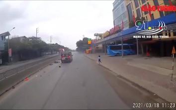 Video: Ô tô limousine đi nhanh, tông bay xe máy sang đường bất cẩn