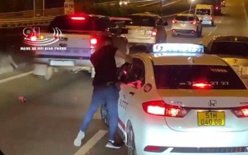 Tài xế ô tô chặn đầu xe, túm áo đánh người lái taxi Vinasun trên cao tốc