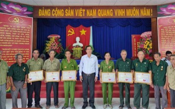 Cà Mau: Khen thưởng kịp thời tổ cựu binh trích lương hưu tự nguyện vá đường