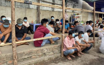 TP HCM: Cảnh sát chèo ghe triệt phá trường gà, bắt gần 50 con bạc