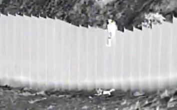 Video: Hai bé gái bị thả từ bức tường cao 4m ngăn biên giới Mỹ-Mexico