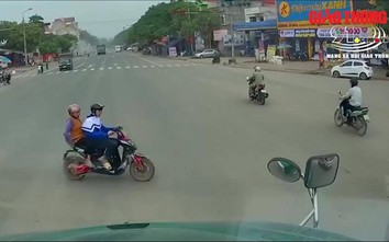 Video: Hai bà cháu đi xe đạp điện vượt đèn đỏ bị xe tải tông văng chục mét