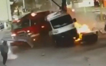 Tai nạn bất ngờ khiến xe cứu hỏa đâm đổ cây xăng gây hỏa hoạn