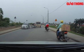 Video: Thanh niên vượt ẩu, bị ô tô tông trực diện ngã văng xuống đường