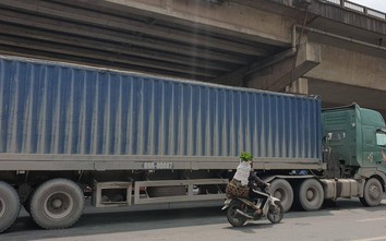 Video: Xe đầu kéo "khủng" cắt nóc container chở vật liệu giữa Thủ đô