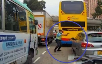 Video: Cảnh sát rút súng bắn xuyên vai tài xế "xe điên"