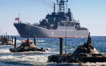 Tàu đổ bộ Nga lần đầu tiên xuất hiện ở Crimea, Ukraine đứng ngồi không yên