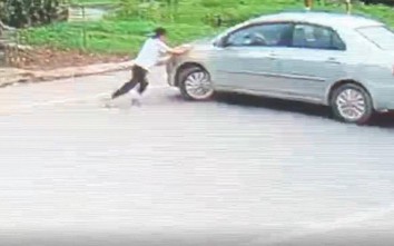 Bị người đi ô tô cướp 2 thùng bia, bé gái liều mình chặn đầu xe ngăn cản