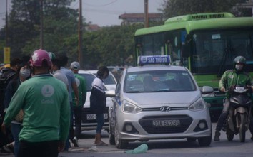 Chùm ảnh: Bát nháo taxi ngoại tỉnh "lách luật" hoạt động ở Thủ đô