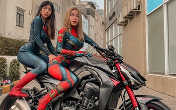Hai nữ biker khoe đường cong nóng bỏng bên Kawasaki Z1000
