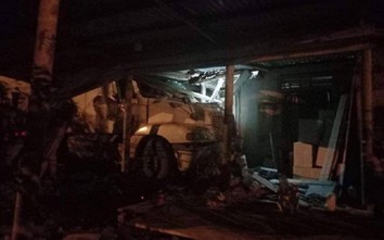 Trong đêm, xe đầu kéo bất ngờ đâm sập nhà dân bên QL9, Quảng Trị