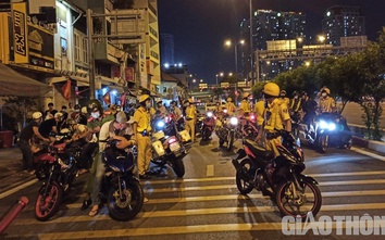 TP.HCM: “Quái xế” nẹt pô, "phóng như bay" bị CSGT mật phục, bắt giữ