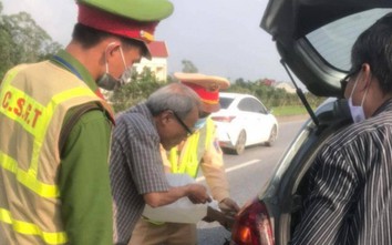 Tổ CSGT cảnh giới, mua xăng giúp tài xế trên cao tốc Hà Nội – Thái Nguyên