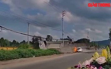 Video: Ô tô con bị xe ben tông nát đầu, bốc cháy khi sang đường