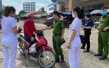 Nghệ An: Không đeo khẩu trang, người đi chợ ngỡ ngàng bị phạt tiền triệu