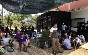 Cảnh sát bắt 47 đối tượng đá gà ăn tiền trong khuôn viên biệt thự ở Huế