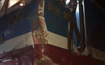 Xe container mất lái lao lên đường ray bị tàu hoả đâm biến dạng ở Nam Định