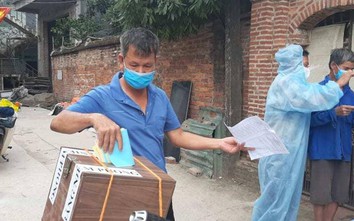 Cận cảnh hòm phiếu được chở tận xóm trọ để dân bầu cử ở tâm dịch Bắc Giang