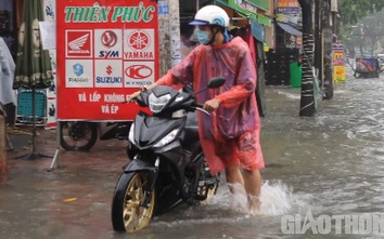 Dân Sài Gòn "bì bõm" sau cơn mưa kéo dài 5 giờ