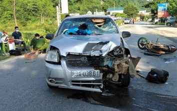 Video: Lao thẳng vào đầu ô tô, người đàn ông điều khiển xe máy tử vong