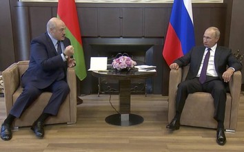 Bí mật về chiếc vali đen được ông Lukashenko đưa cho ông Putin tại Sochi