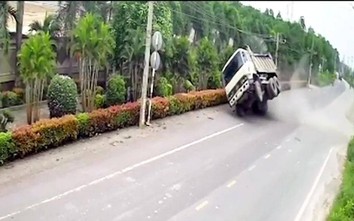 Video: Xe ben leo dốc, vào cua với tốc độ cao, lật phơi bụng bên đường
