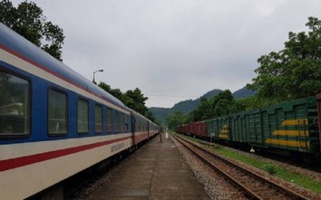 Nóng: Phong tỏa tuyến đường sắt Bắc - Nam vì phát hiện bom sát đường tàu