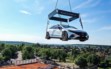 Tuyệt chiêu tiếp thị xe điện Mercedes-Benz EQS