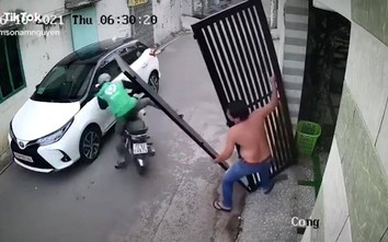 Video: Suýt bị cánh cổng đổ vào đầu, thanh niên Grabbike vẫn quay lại giúp