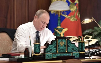 Ông Putin ký luật hợp pháp hóa quyền công dân Nga cho người dân Crimea