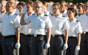 Một sĩ quan Bộ Quốc phòng Mỹ bị buộc tội trục lợi từ “các học viên ma”