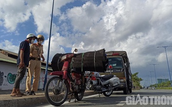 CSGT "giăng lưới" bắt xe "mù", chở hàng cồng kềnh đi vào làn ô tô