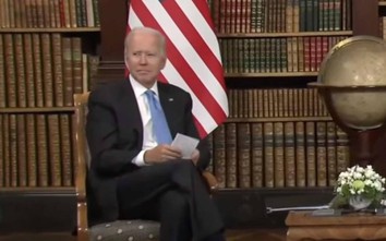 Nữ nhà báo Nga phát hiện “những tờ giấy nhắc bài” của ông Biden