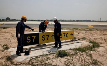 Nhân viên sân bay Nội Bài căng mình dưới nắng nóng kỷ lục tới 61 độ