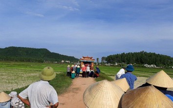 Bàng hoàng phát hiện 2 mẹ con tử vong dưới ao nước trong tư thế ôm nhau