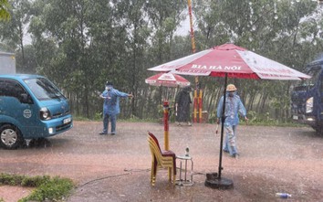 Lều bạt sập đổ giữa mưa lớn, CSGT Bắc Giang dầm mình bám chốt phòng dịch