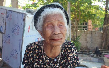Cụ bà 100 tuổi chống gậy tới ủng hộ Quỹ phòng chống Covid-19