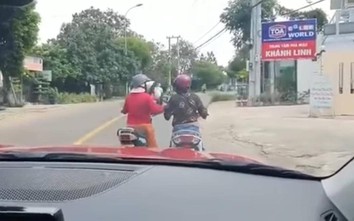 Phản cảm hai phụ nữ dừng xe giữa đường “tám” chuyện