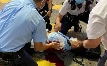Video: Cảnh sát Hồng Kông bị “sói cô đơn” rút dao đâm xuyên phổi