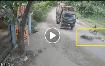 Video: Vào cua bất cẩn, nam thanh niên chui gầm xe tải, nguy kịch