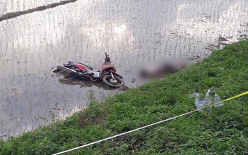 Tá hoả phát hiện thi thể nam thanh niên bên chiếc xe máy dưới ruộng lúa
